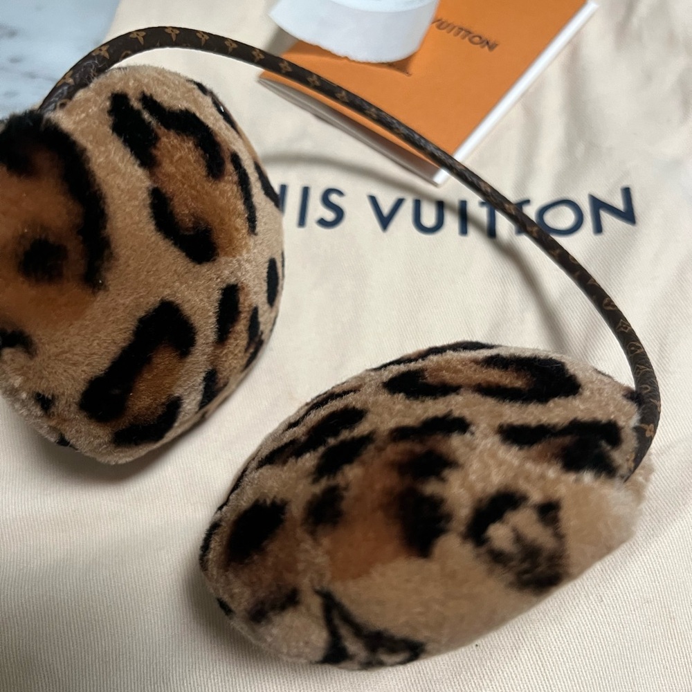 LOUIS VUITTON Leopard Faux fur Earmuffs. - Picture 2 of 6